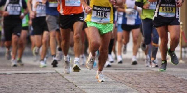 Maratona di Napoli: malori e incredibili atleti
