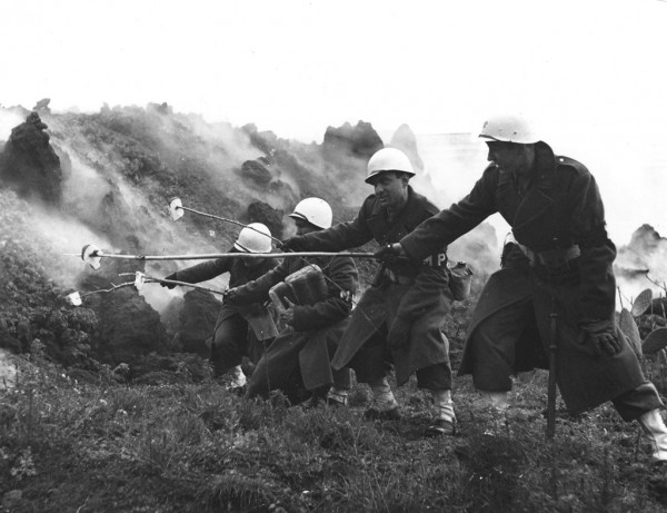 Soldati abbrustoliscono il pane sul Vesuvio