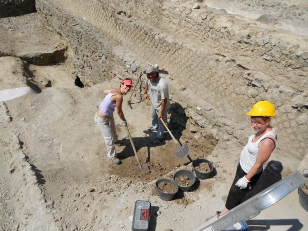Pompei, i ricercatori del Suor Orsola negli scavi della Casa di Marco Fabio Rufo