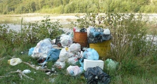 Sversamento rifiuti illegale a Castellammare, 30 trasgressori fermati