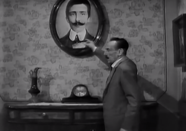 E. De Filippo sventola il biglietto vincente davanti all'immagine del padre defunto (immagine tratta dalla commedia "Non ti pago", 1964).