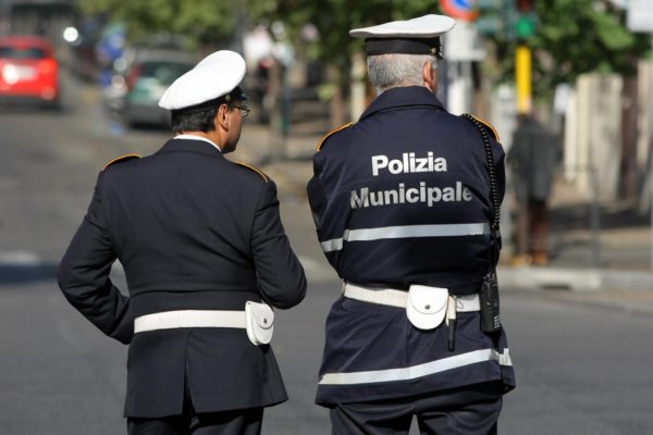 Napoli, arrestati due vigili urbani