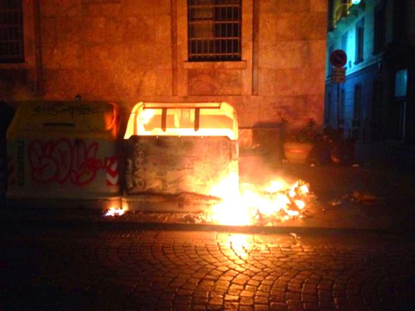 Cassonetto in fiamme a via Toledo
