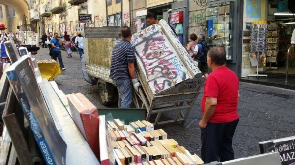 Port'Alba, il Comune sta sequestrando le bancarelle dei libri