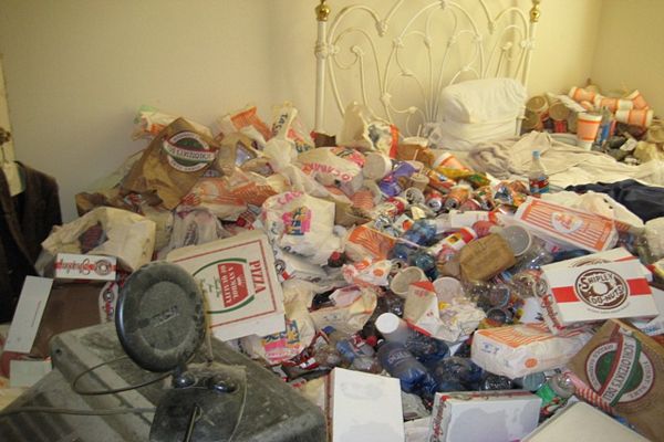 Casa coperta di spazzatura