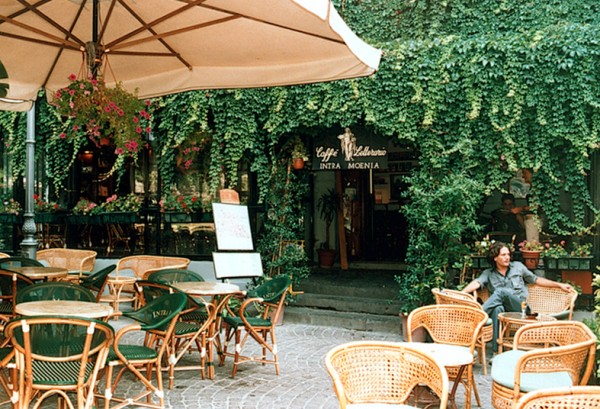 Caffè letterario IntraMoenia a Piazza Bellini.
