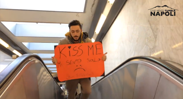 Video. Esperimento sociale a Napoli: "Baciami, mi sento solo!"