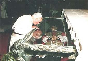 Giovanni Paolo II visita la tomba del Beato Vincenzo Romano