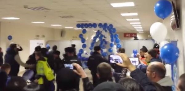 Video. Disordini e scontri, il malumore dei tifosi russi scoppia nei corridoi dello stadio Khimki