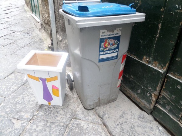 miniera ai quartieri spagnoli.nuovi bidoncini per i    rifiuti