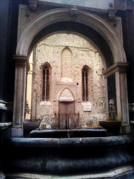 chiesa inquadrata dalla Fontana della Sellaria