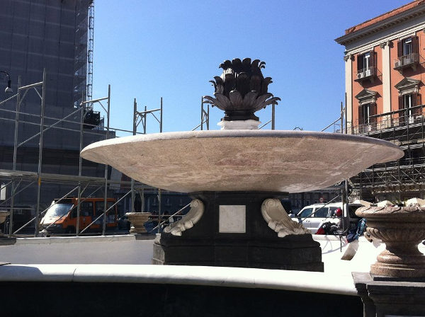 fontana del carciofo restaurata