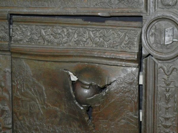 Porta bronzea Maschio Angioino