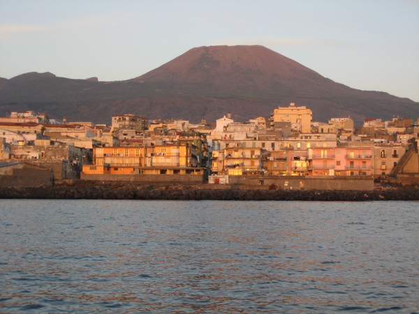 Torre del Greco, porto e Vesuvio