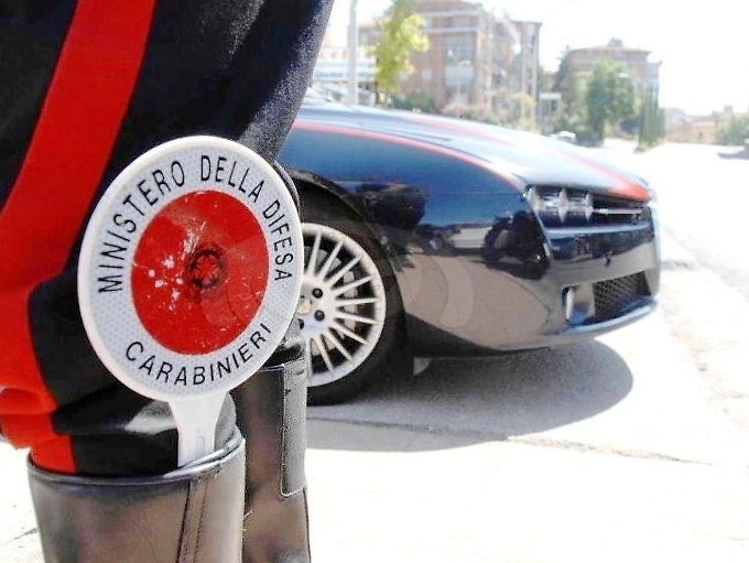 Guida senza patente e investe due carabinieri: arrestato minorenne