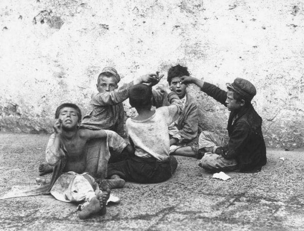 Fratelli_Alinari_-_Il_giuoco_della_morra_-_Street_children_playing_morra_in_Naples,_Italy_in_1890s