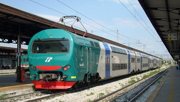 Treno Napoli-Caserta scorta