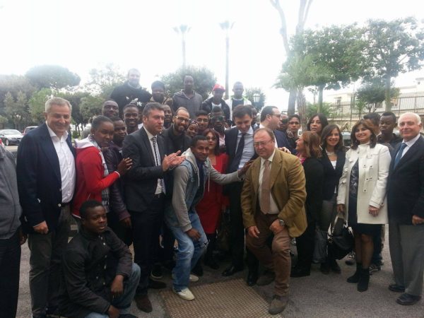 prefetto pantalone con migranti accolti a ercolano