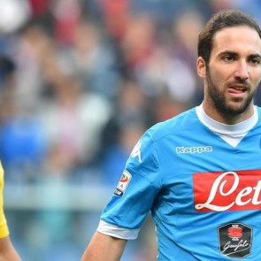 Napoli's goalkeeper Pepe Reina (L) and forward Gonzalo Higuain during the Italian Serie A soccer match Genoa Cfc vs Ssc Napoli at Luigi Ferraris Stadium in Genoa, Italy, 1 November 2015 ANSA/SIMONE ARVEDA
