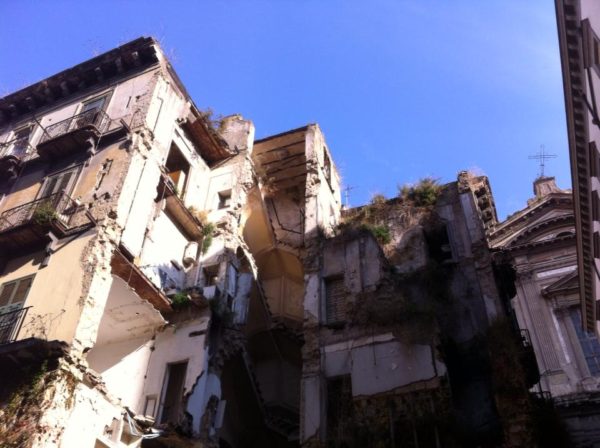 crollo palazzo centro storico di napoli