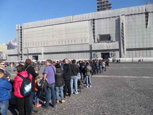 in fila per visitare i musei napoletani.9