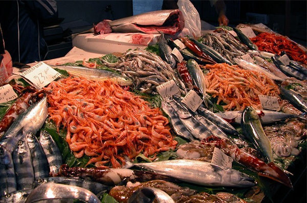 mercato ittico del pesce napoli