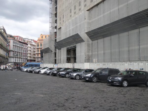 auto blu parcheggiate a piazza del plebiscito per il vertice con Alfano