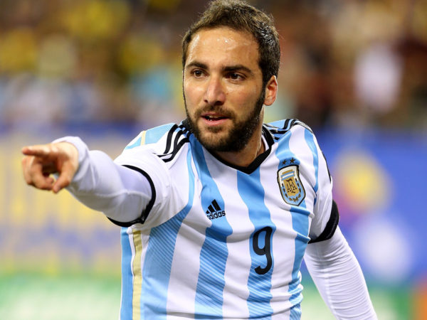 EAST RUTHERFORD, NJ - NOVEMBER 15: Gonzalo Higuain #9 of Argentina points to the corner in the first half against Ecuador during a friendly match at MetLife Stadium on November 15, 2013 in East Rutherford, New Jersey. (Photo by Elsa/Getty Images)