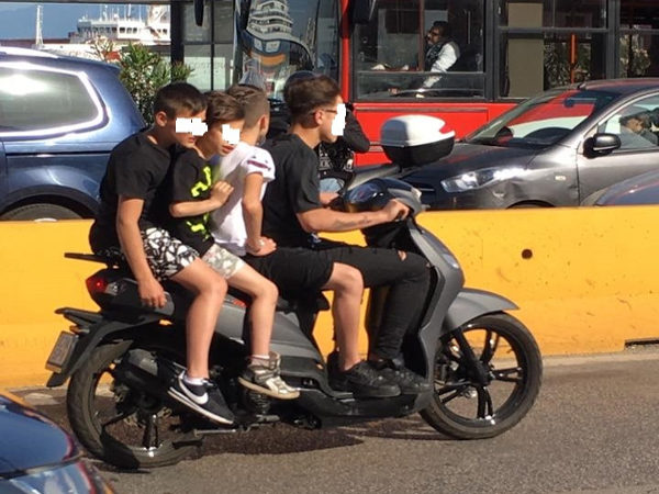quattro in scooter senza casco