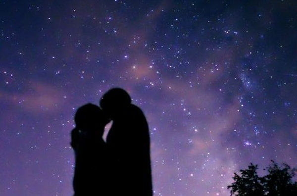 notte romantica bacio mezzanotte
