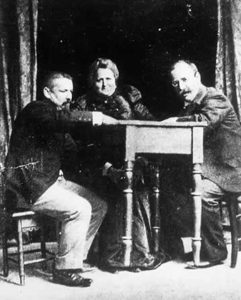 Eusapia raises a table with Morselli and Porro at Genova circa 1901 ? - Date: 1854 - 1918