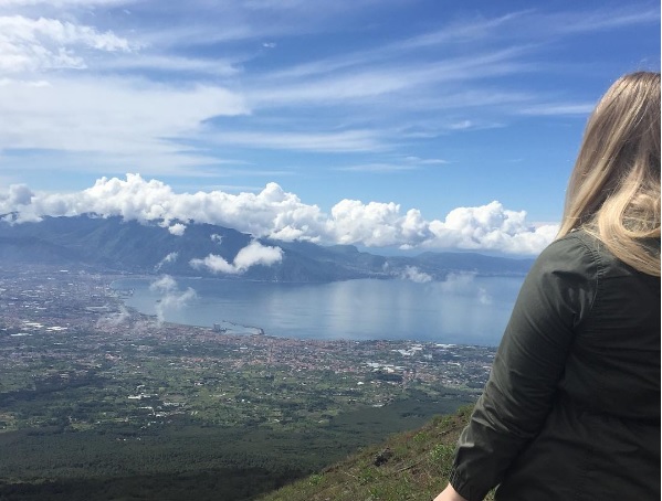 Nicola mentre guarda il Vesuvio