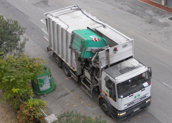camion-spazzatura-rifiuti