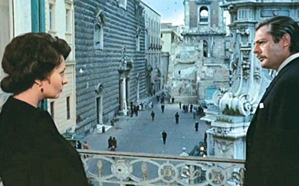 Sofia Loren e Marcello Mastroianni in una scena tratta dal film Matrimonio all'italiana girata a Palazzo Pandola. Sullo sfondo Piazza del Gesù Nuovo.