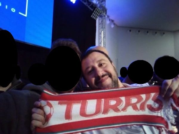 Salvini con la sciarpa della Turris