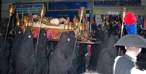 Processione Nera: il simulacro del Cristo Morto portato in spalla dai confratelli