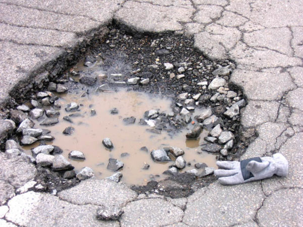 Arzano, buche nell'asfalto: il Comune è assente e i cittadini fanno una colletta per ripararle
