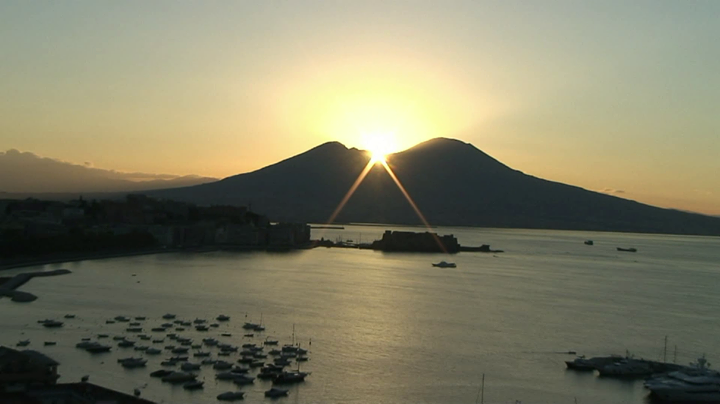 L'alba napoletana: il sorgere del sole sdraiati in riva al mare. Cornetti  gratis