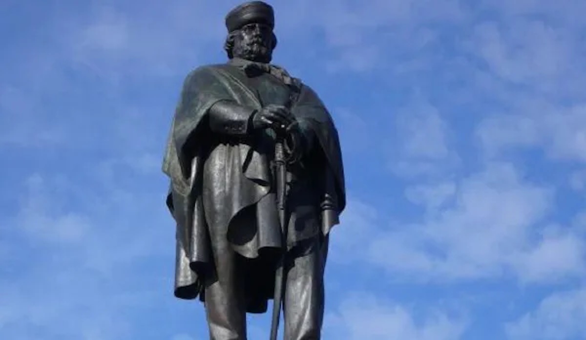 Il soldato fantasma che terrorizza gli inquilini di un palazzo di Corso Garibaldi