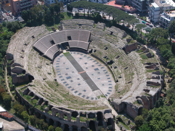 Anfiteatro Flavio di Pozzuoli, veduta dall'alto