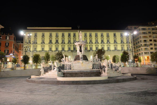 Fontana del Nettuno in piazza Municipio
