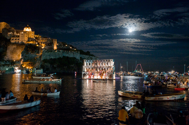 Festa di Sant’Anna. A Ischia barche allegoriche e Castello aragonese in