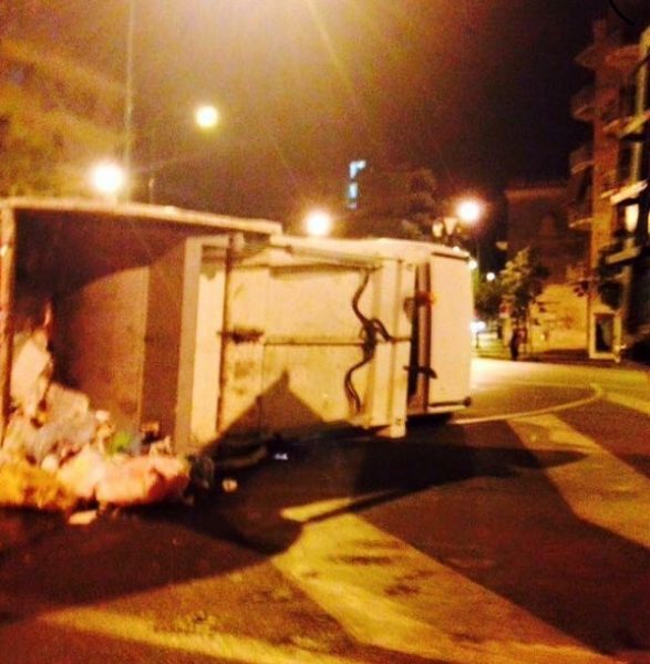 Torre del Greco - si ribalta un autocompattatore