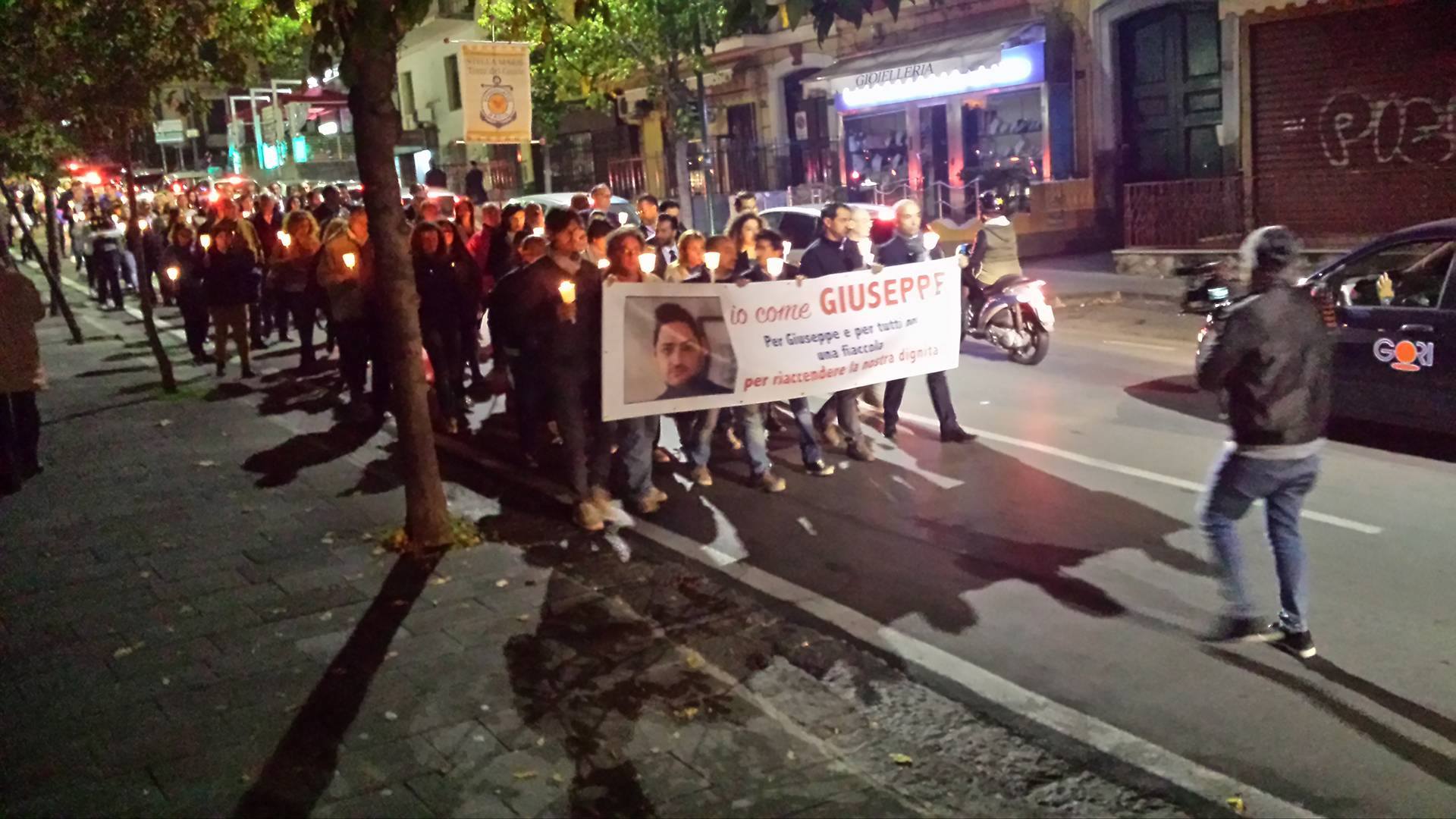 Foto. Fiaccolata per Giuseppe Di Meglio serrande semi abbassate e Chi