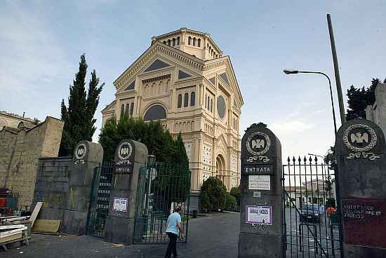 I cimiteri riaprono a Napoli: con la Fase 2 si possono salutare i propri cari