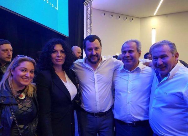 Sindaco ed assessori di Torre del Greco con Salvini