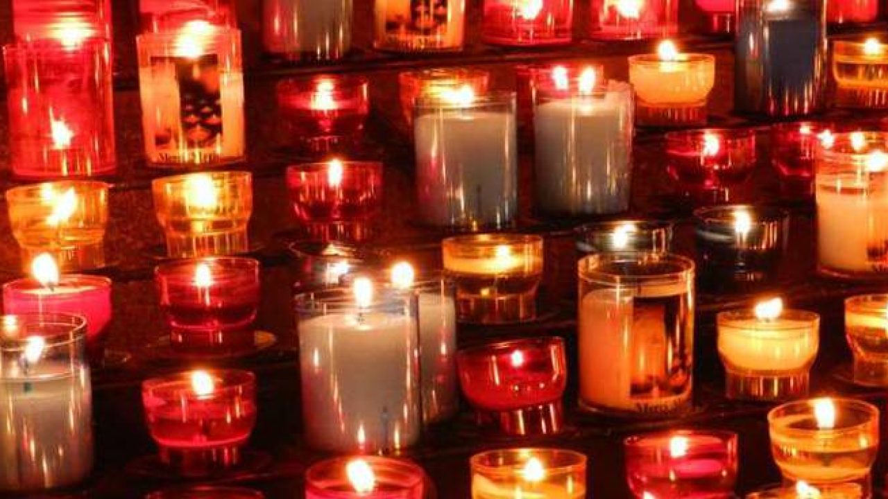 Vista frontale di lunghe candele bianche sulla luce funeraria