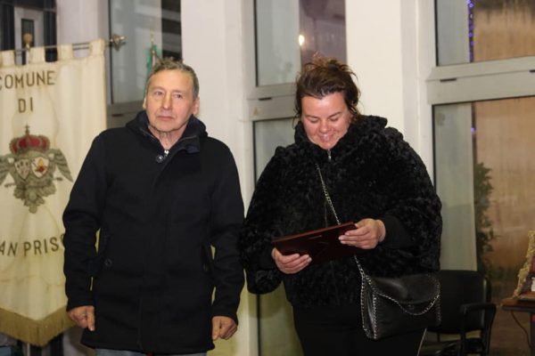 Il momento della consegna della Targa a Tommaso Cestrone