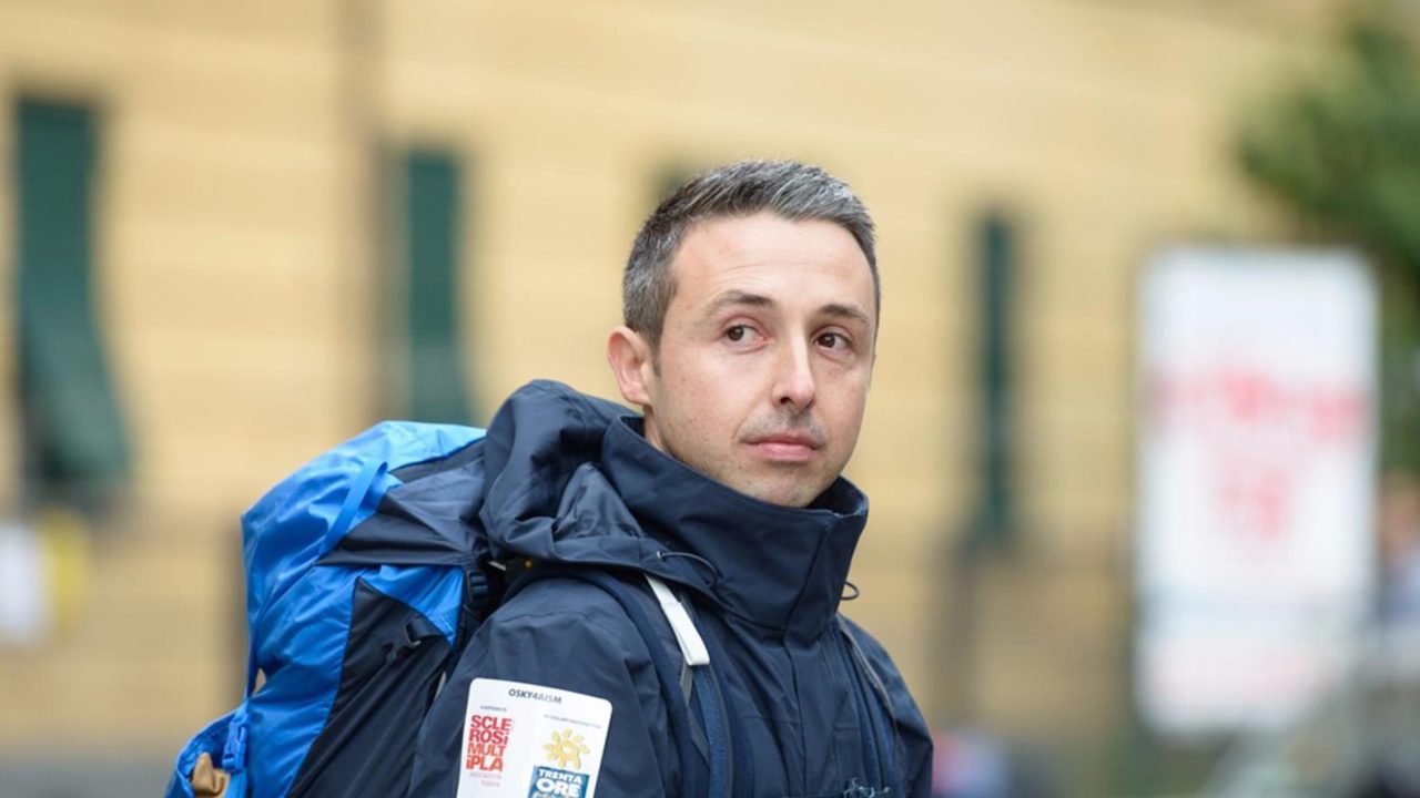 L'uomo che gira l'Italia a piedi contro la sclerosi multipla: Marco Togni  fa tappa a Bergamo - BergamoNews