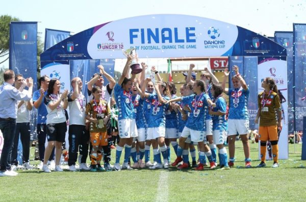 <blockquote class="twitter-tweet" data-lang="it"><p lang="it" dir="ltr">.<a href="https://twitter.com/sscnapoli?ref_src=twsrc%5Etfw">@sscnapoli</a> trionfa a Coverciano: le ragazze partenopee vincono la <a href="https://twitter.com/danonenationcup?ref_src=twsrc%5Etfw">@danonenationcup</a> e si laureano campionesse nazionali <a href="https://twitter.com/hashtag/under12?src=hash&amp;ref_src=twsrc%5Etfw">#under12</a>! ⚽<br><br>A ottobre voleranno a <a href="https://twitter.com/hashtag/Barcellona?src=hash&amp;ref_src=twsrc%5Etfw">#Barcellona</a> per la fase finale internazionale.<br>Per i dettagli: <a href="https://t.co/mCUfu8FiUo">https://t.co/mCUfu8FiUo</a><a href="https://twitter.com/hashtag/Sgs?src=hash&amp;ref_src=twsrc%5Etfw">#Sgs</a> <a href="https://twitter.com/hashtag/Figc?src=hash&amp;ref_src=twsrc%5Etfw">#Figc</a> <a href="https://twitter.com/FIGCfemminile?ref_src=twsrc%5Etfw">@FIGCfemminile</a> <a href="https://t.co/dfNugco8U1">pic.twitter.com/dfNugco8U1</a></p>&mdash; FIGC (@FIGC) <a href="https://twitter.com/FIGC/status/1140256305887830016?ref_src=twsrc%5Etfw">16 giugno 2019</a></blockquote> <script async src="https://platform.twitter.com/widgets.js" charset="utf-8"></script>